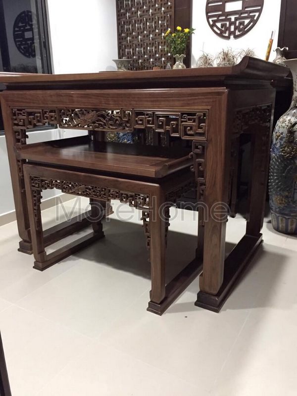 Gỗ óc chó đẹp sang trọng được sử dụng rộng rãi trong các không gian như phòng thờ chung cư, biệt thự, nhà phố, nhà liền kề, dinh thự, nhà vườn... và mẫu bàn thờ tủ thờ này là một trong những sự lựa chọn hàng đầu.